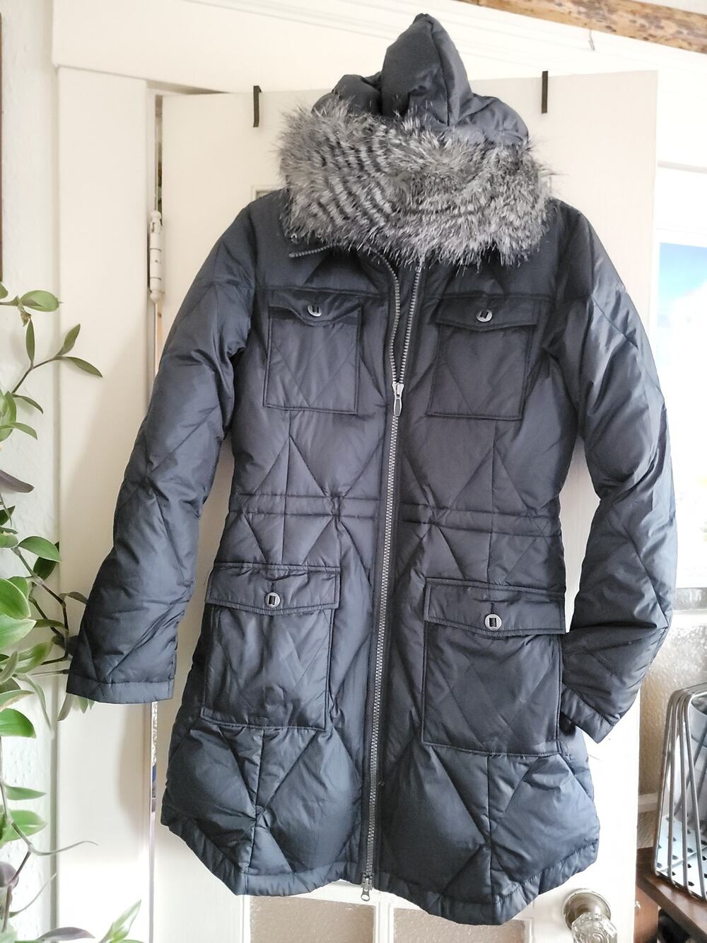 Columbia Long Down Parka w Faux Fur Hood Sz M